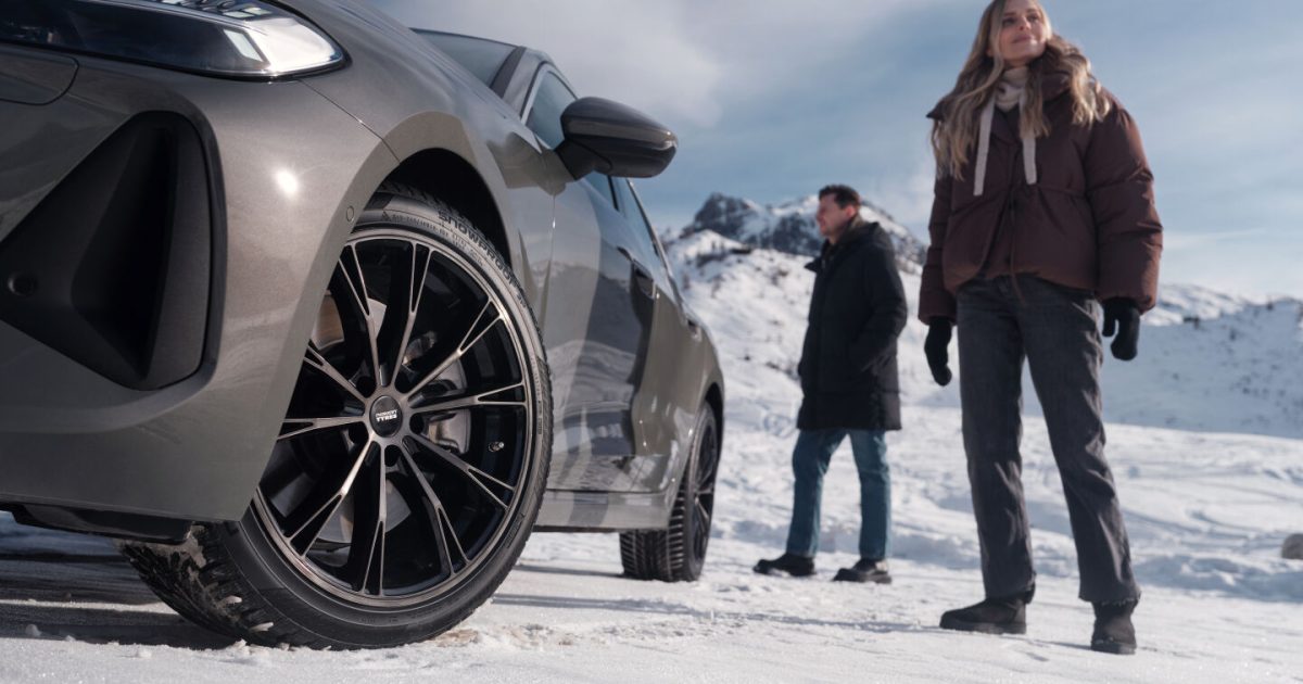 Zimní pneumatika Nokian Tyres na autě ve sněhu, dva lidé v horské krajině