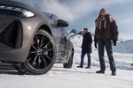 Zimní pneumatika Nokian Tyres na autě ve sněhu, dva lidé v horské krajině