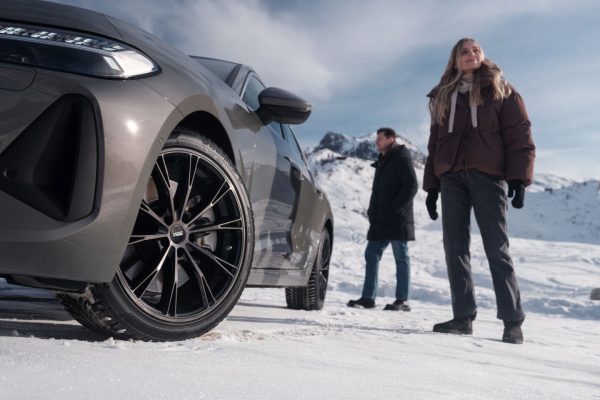 Zimní pneumatika Nokian Tyres na autě ve sněhu, dva lidé v horské krajině